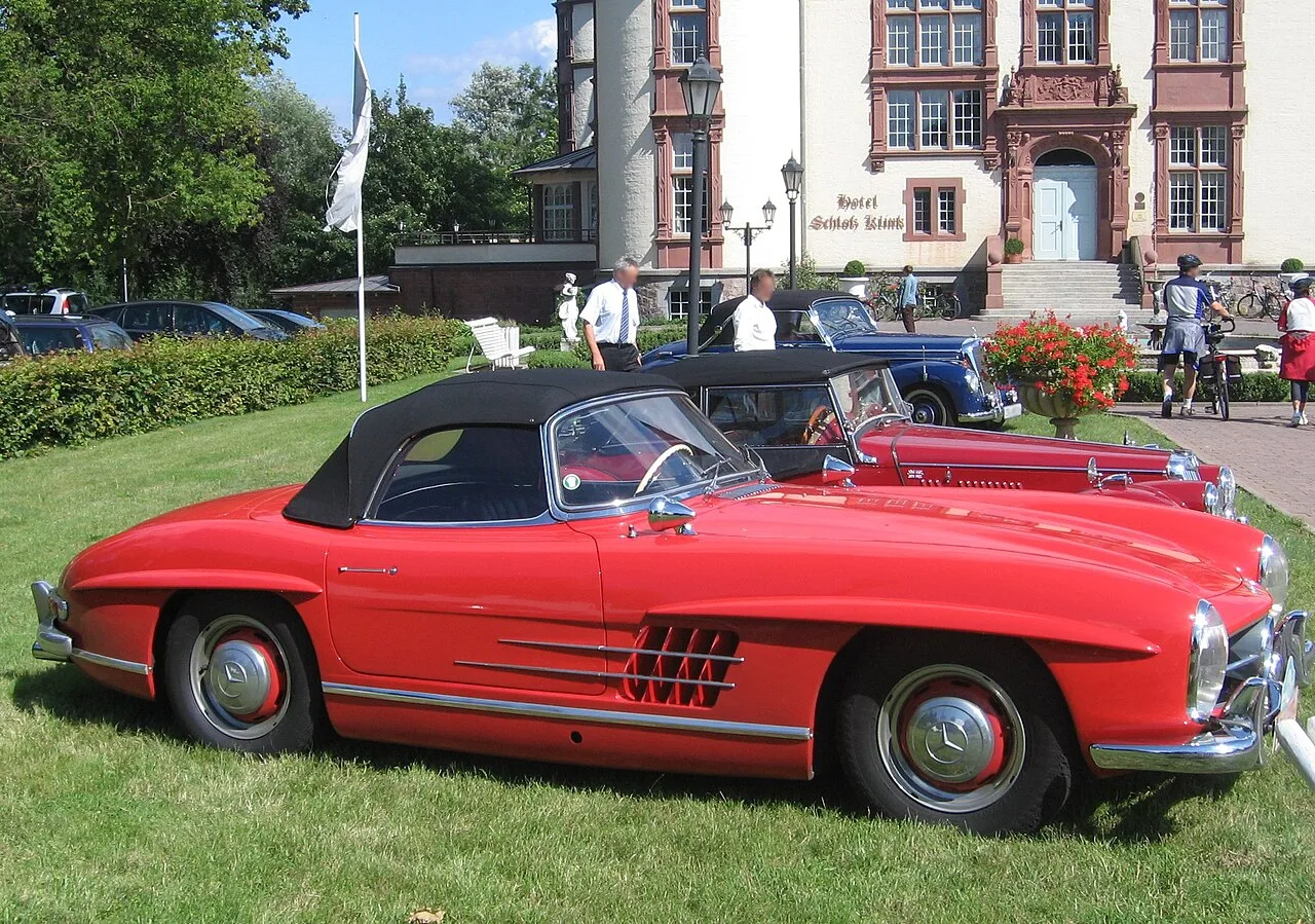Mercedes-Benz 300, side