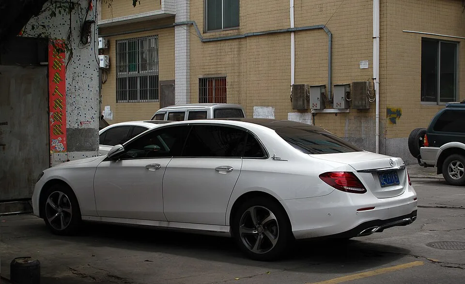 Mercedes-Benz E-Class, side