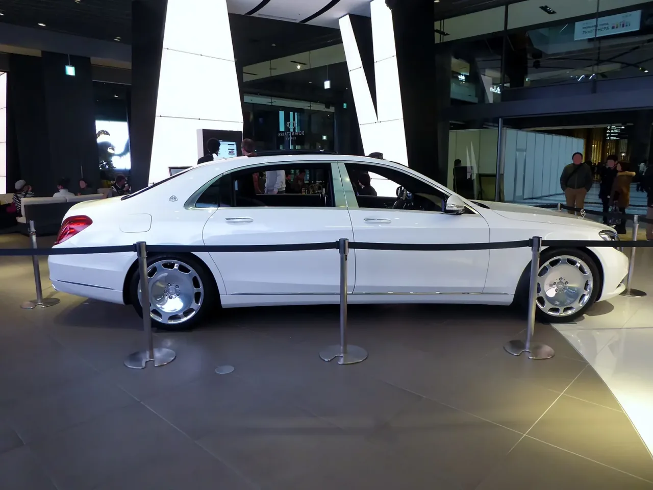 Mercedes-Benz Maybach, side