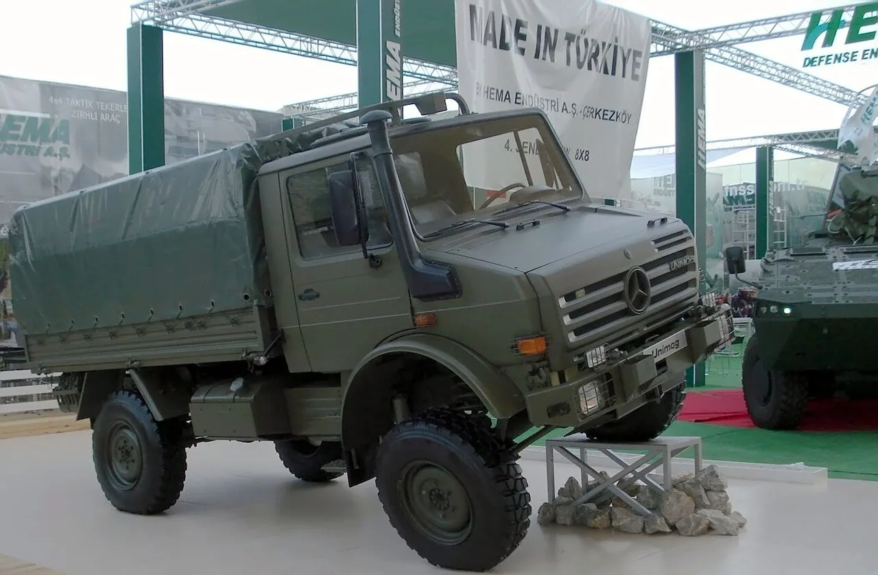 Mercedes-Benz Unimog 404 S, side