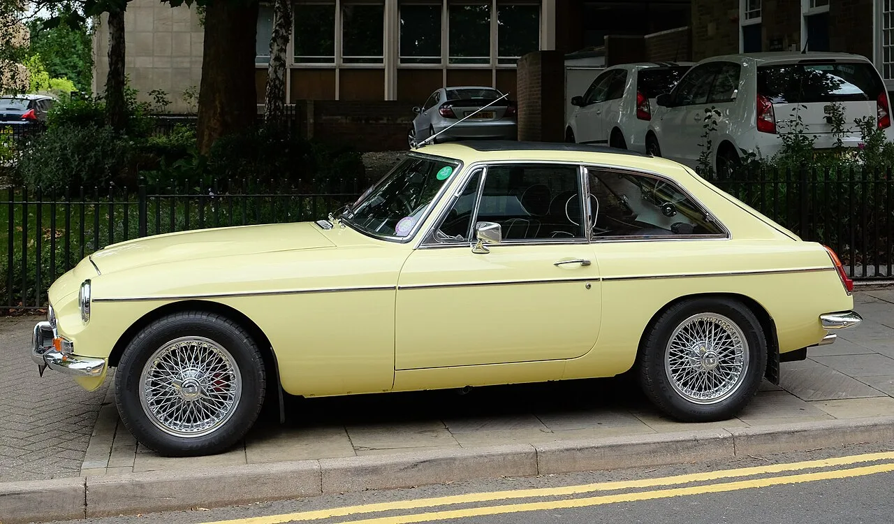 MG MGC / MGC GT, side