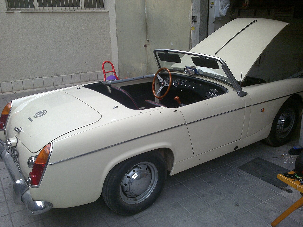 MG Midget, side
