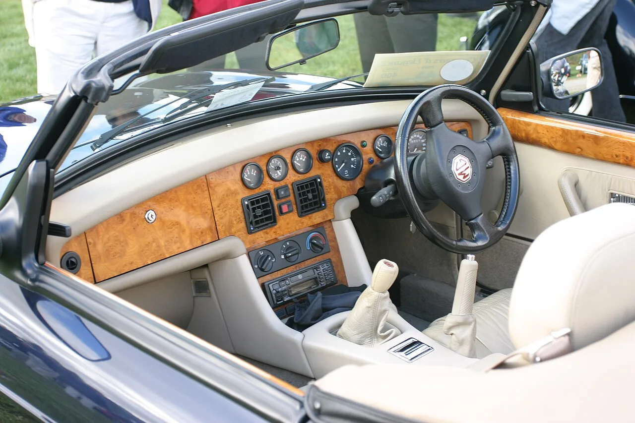 MG RV8, interior