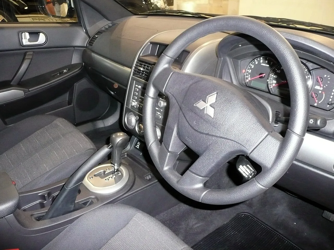 Mitsubishi 380 DB, interior