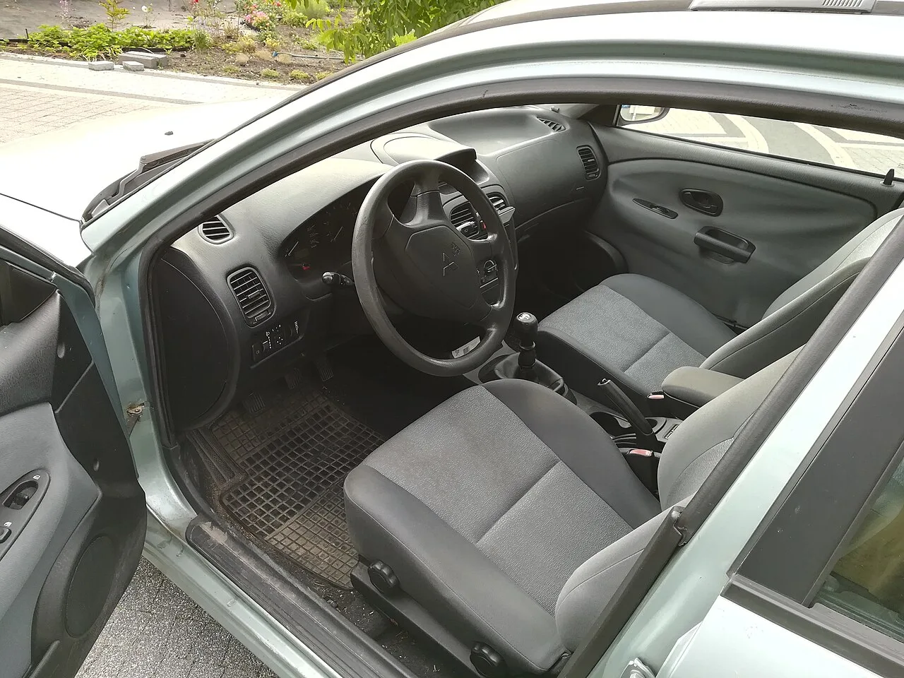 Mitsubishi Carisma, interior
