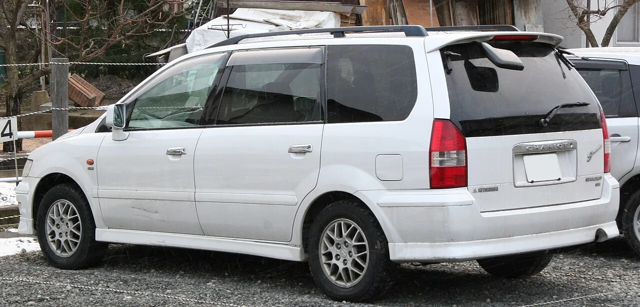 Mitsubishi Chariot Grandis UG, rear