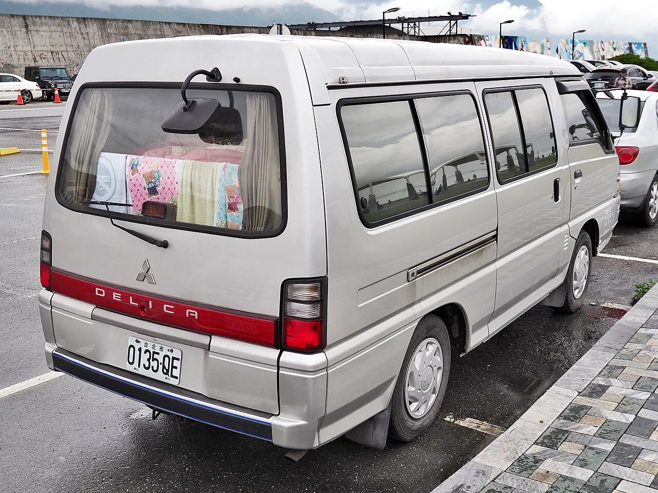Mitsubishi Delica Space Gear / L400 fourth generation, rear