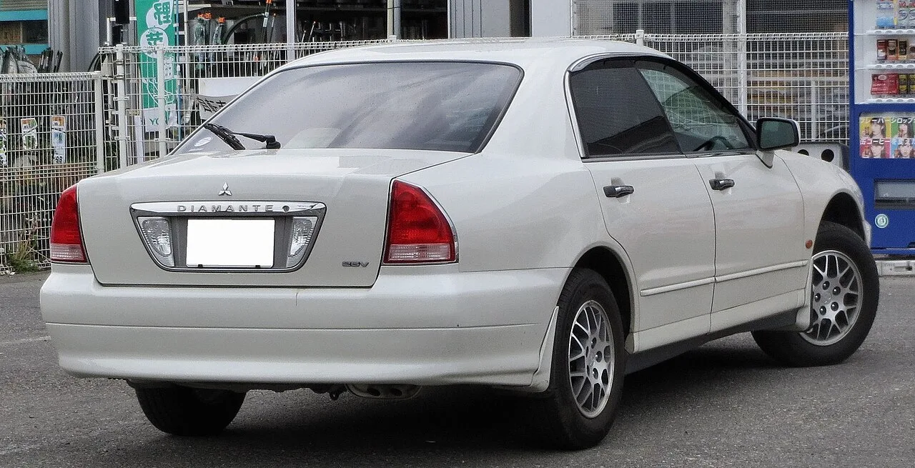 Mitsubishi Diamante, rear