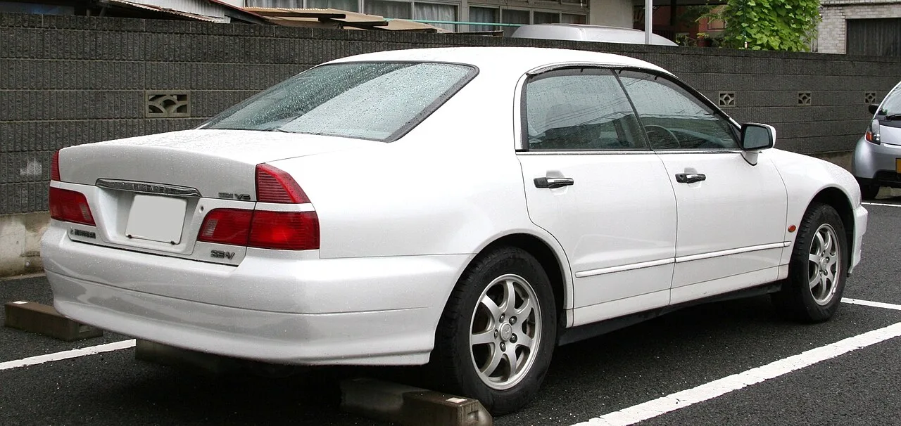 Mitsubishi Diamante, rear