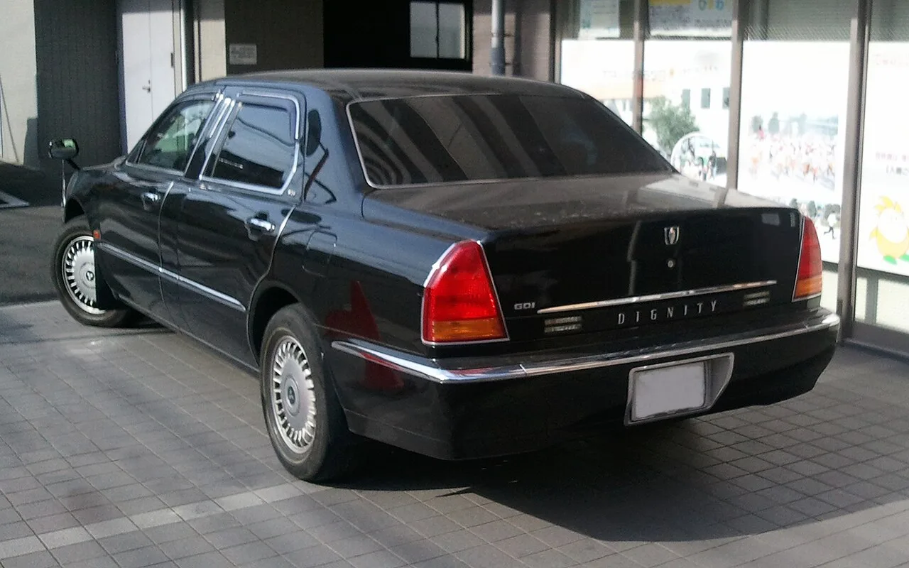 Mitsubishi Dignity S43A, rear