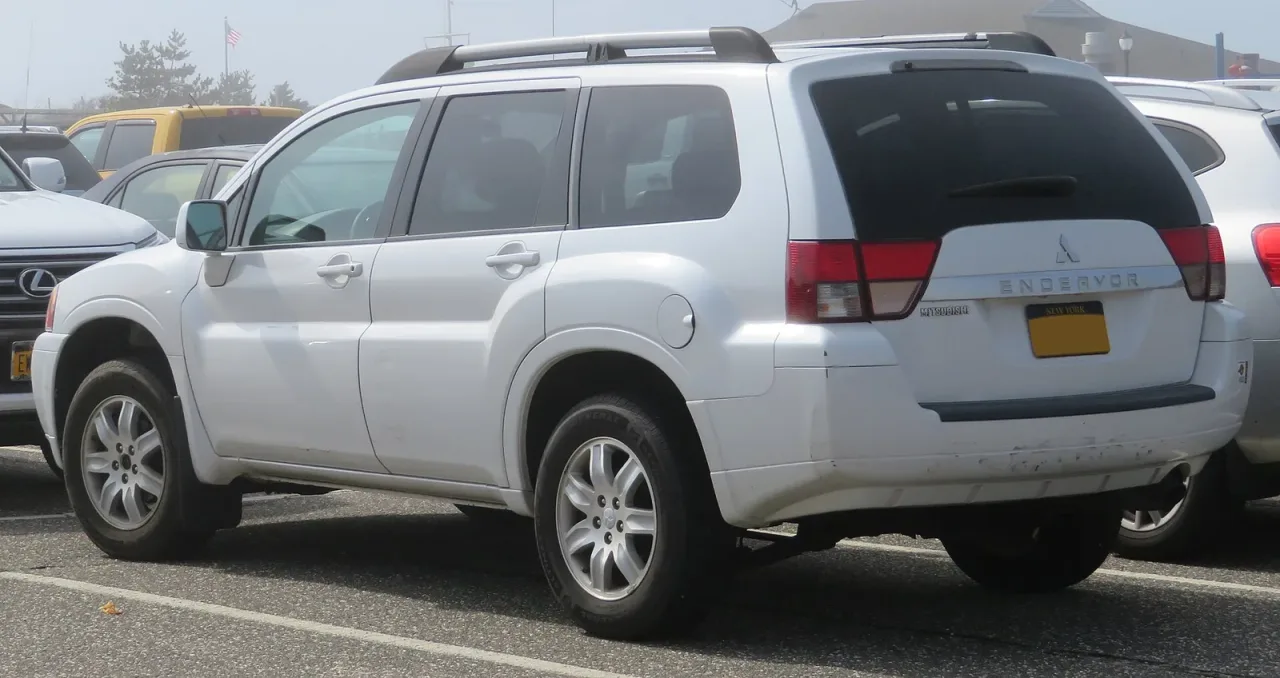 Mitsubishi Endeavor, rear