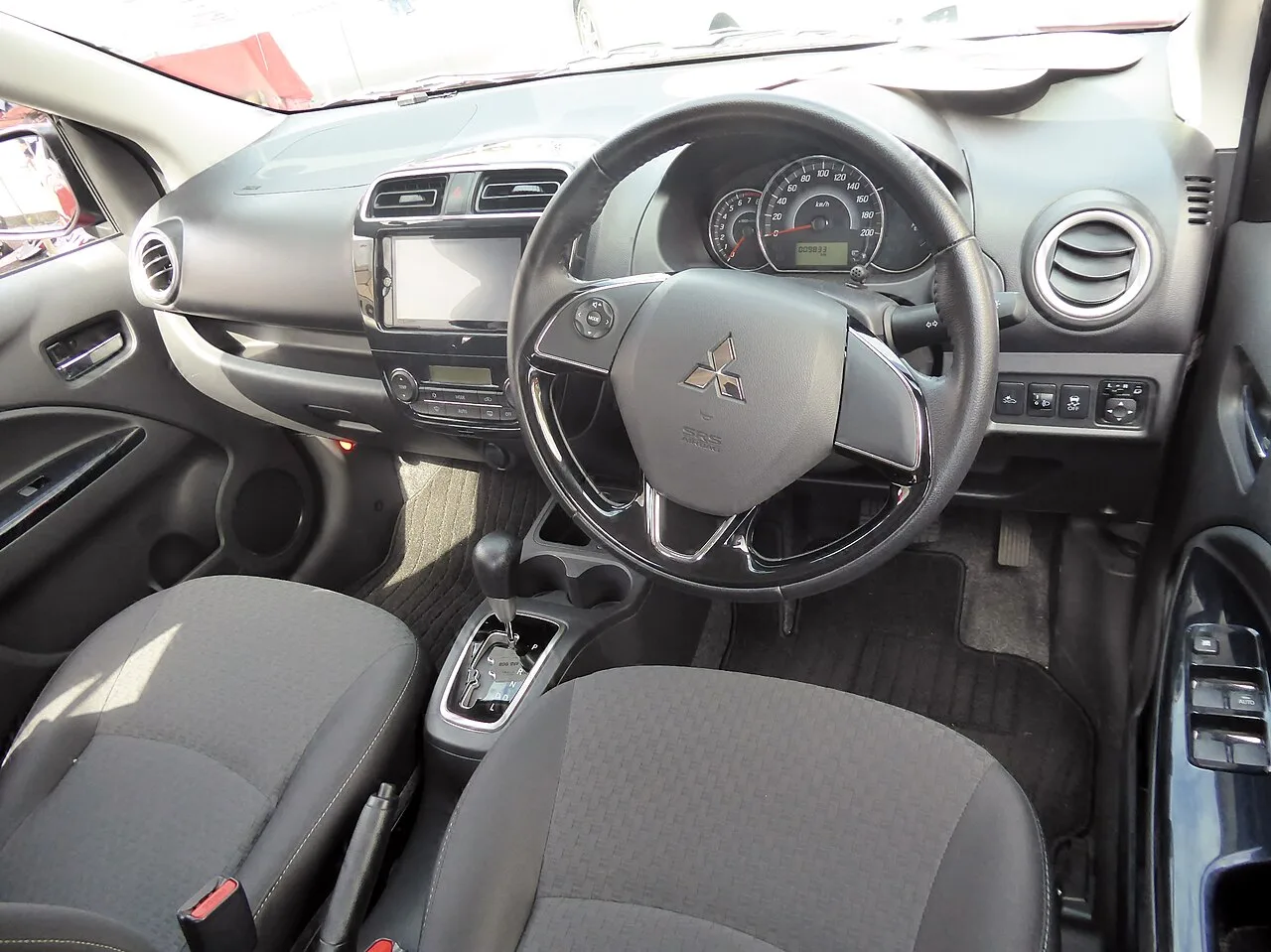 Mitsubishi Mirage, interior
