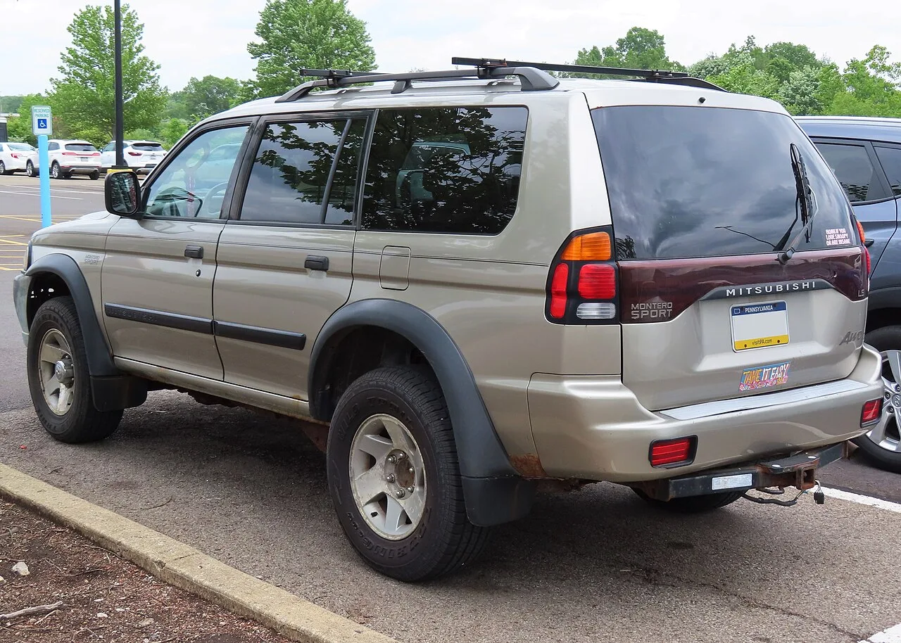 Mitsubishi Montero, rear