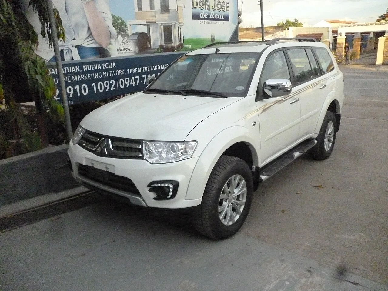 Mitsubishi Montero, side