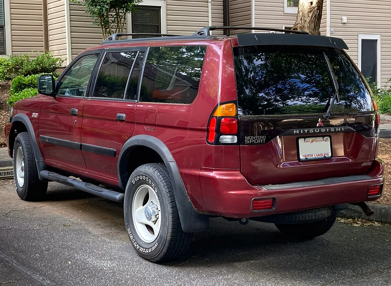 Mitsubishi Montero, rear