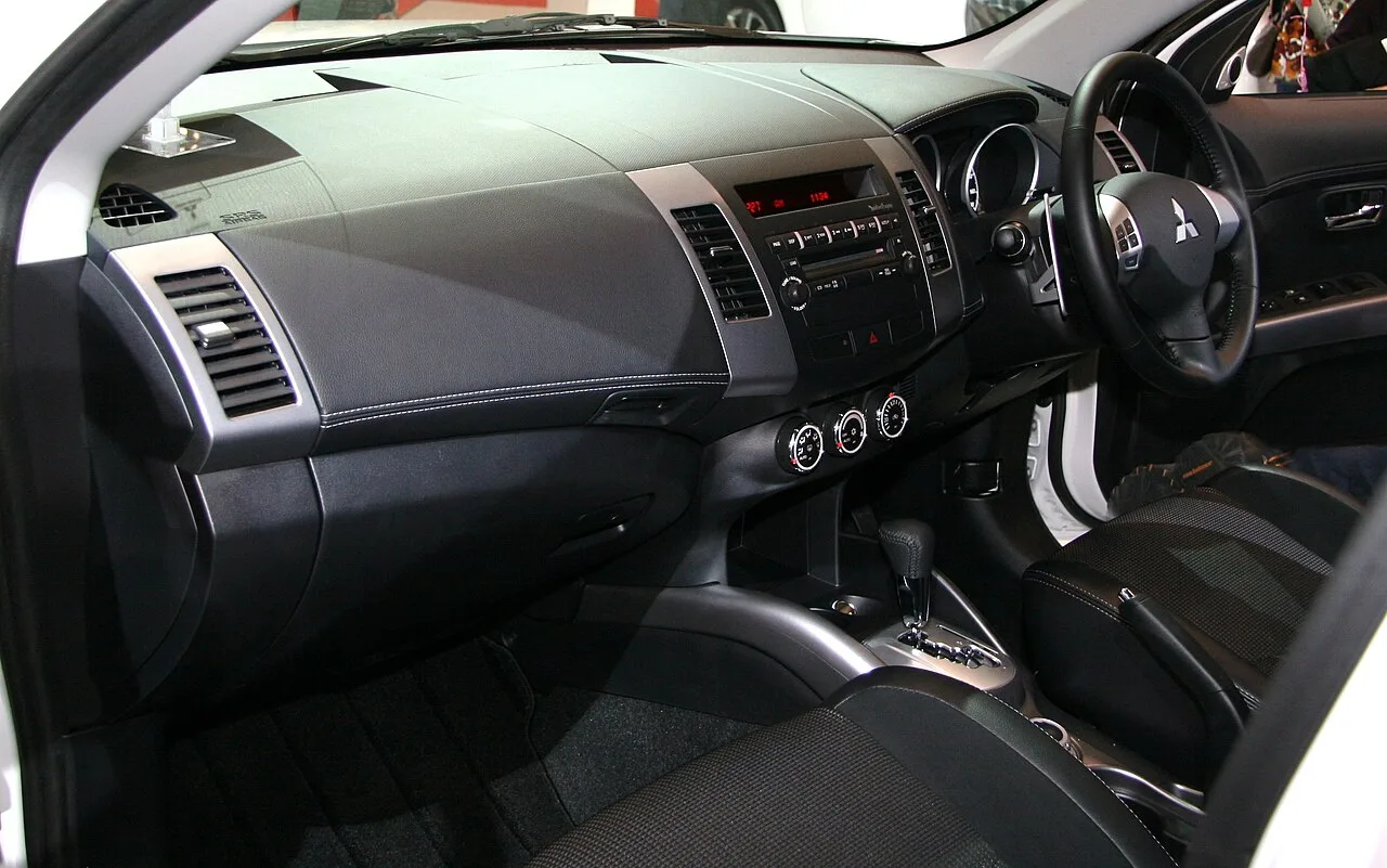 Mitsubishi Outlander, interior
