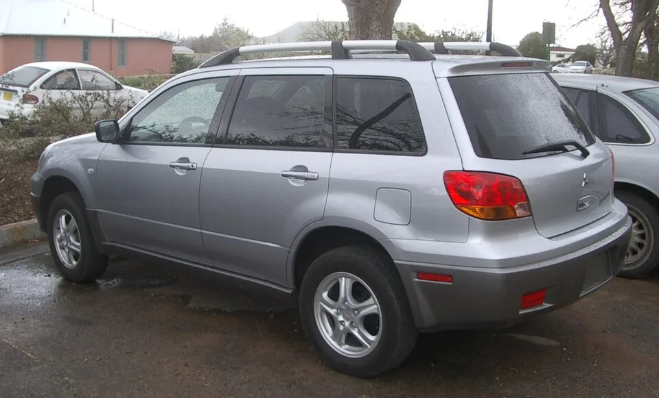 Mitsubishi Outlander, side