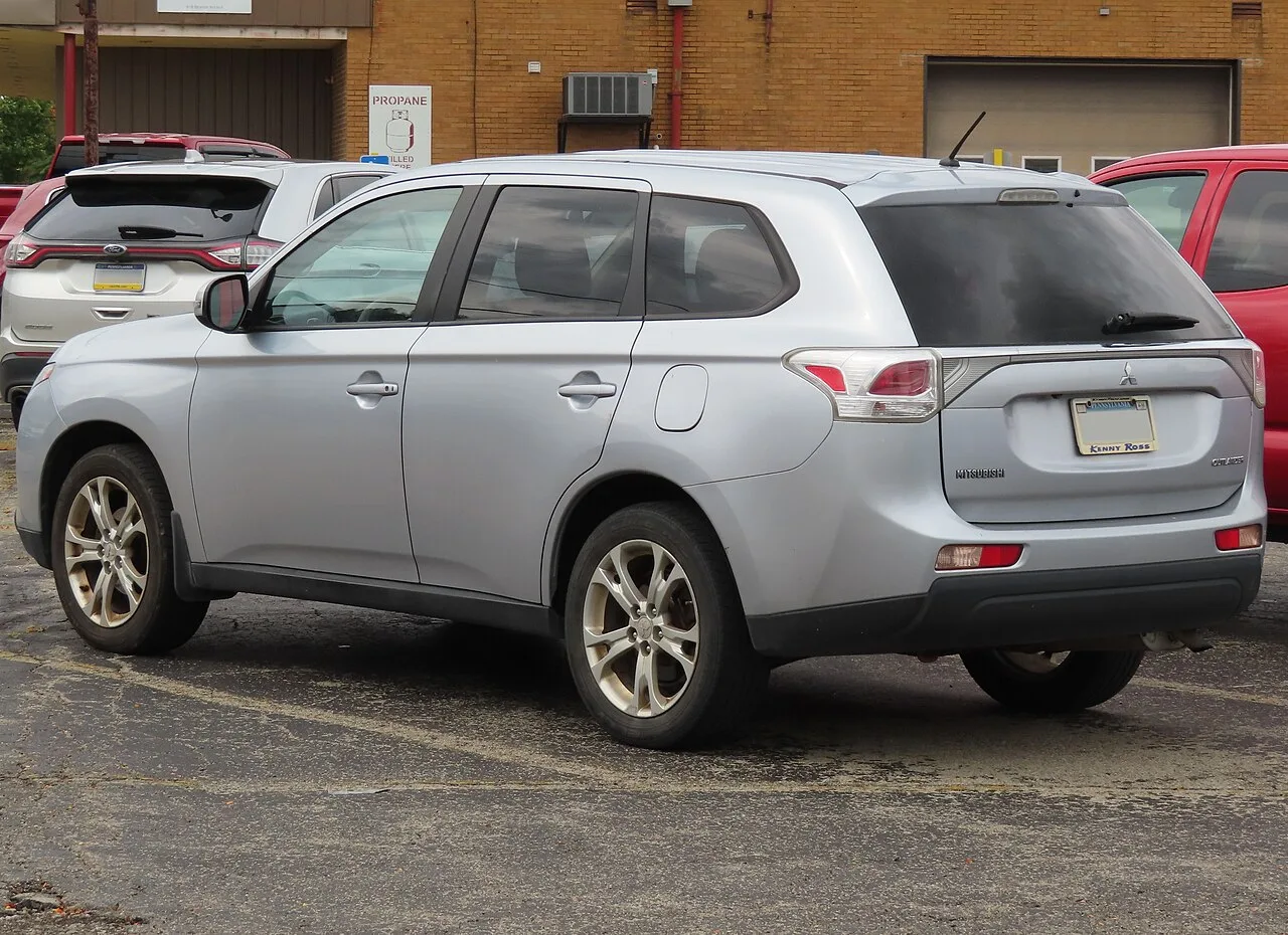 Mitsubishi Outlander, rear