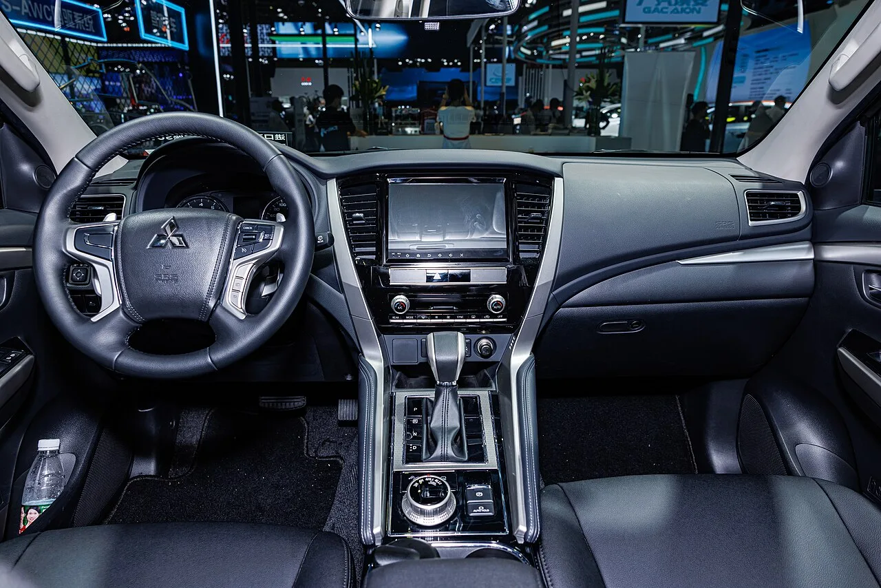 Mitsubishi Pajero Sport / Montero Sport / Challenger first generation K80, interior