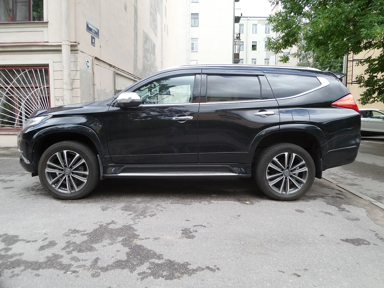 Mitsubishi Pajero Sport / Montero Sport / Challenger first generation K80, side