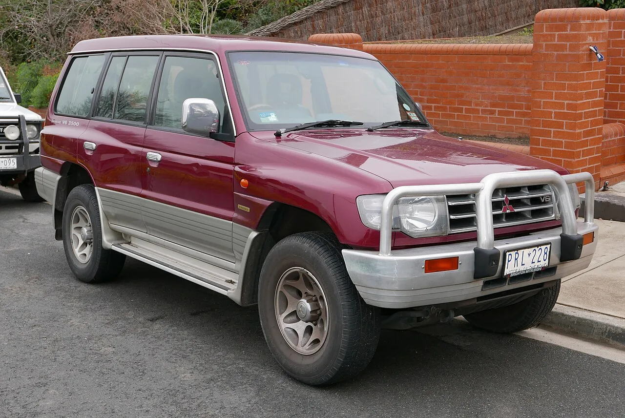 Mitsubishi Pajero third generation, side