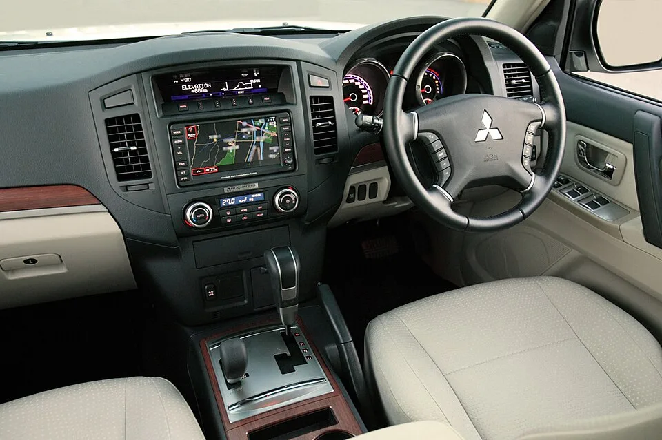 Mitsubishi Pajero fourth generation, interior