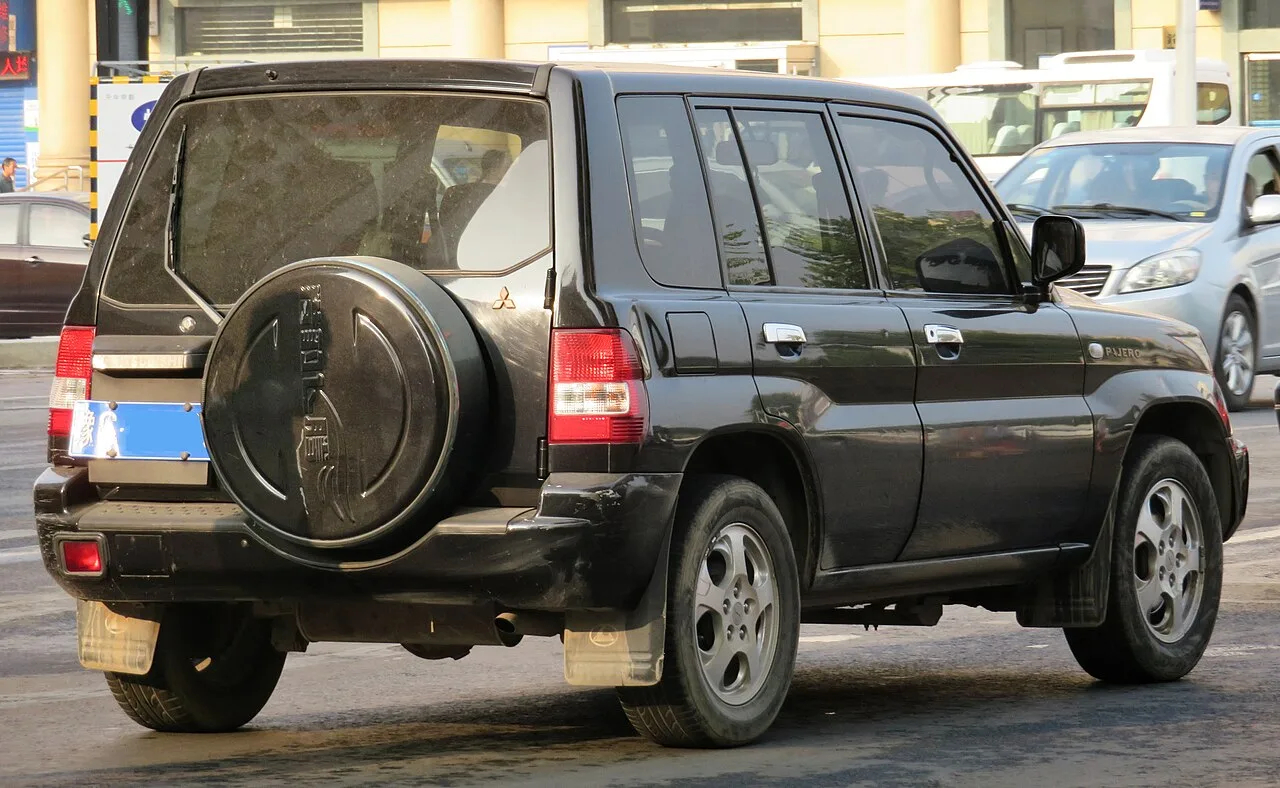 Mitsubishi Pajero fourth generation, rear