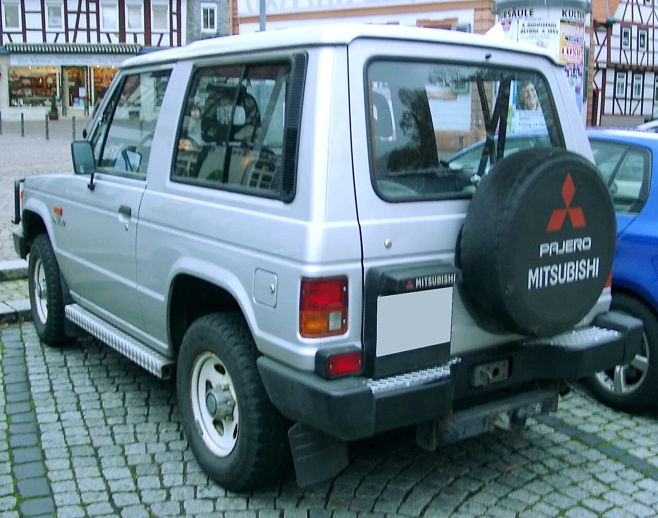 Mitsubishi Pajero second generation, rear