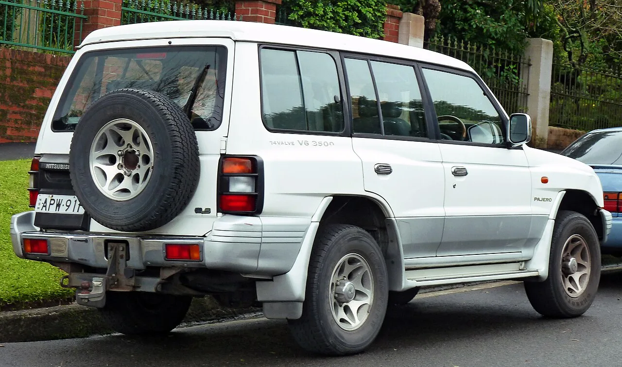 Mitsubishi Pajero second generation, side