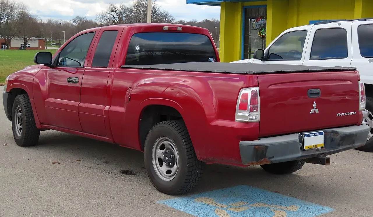 Mitsubishi Raider Pickup, rear