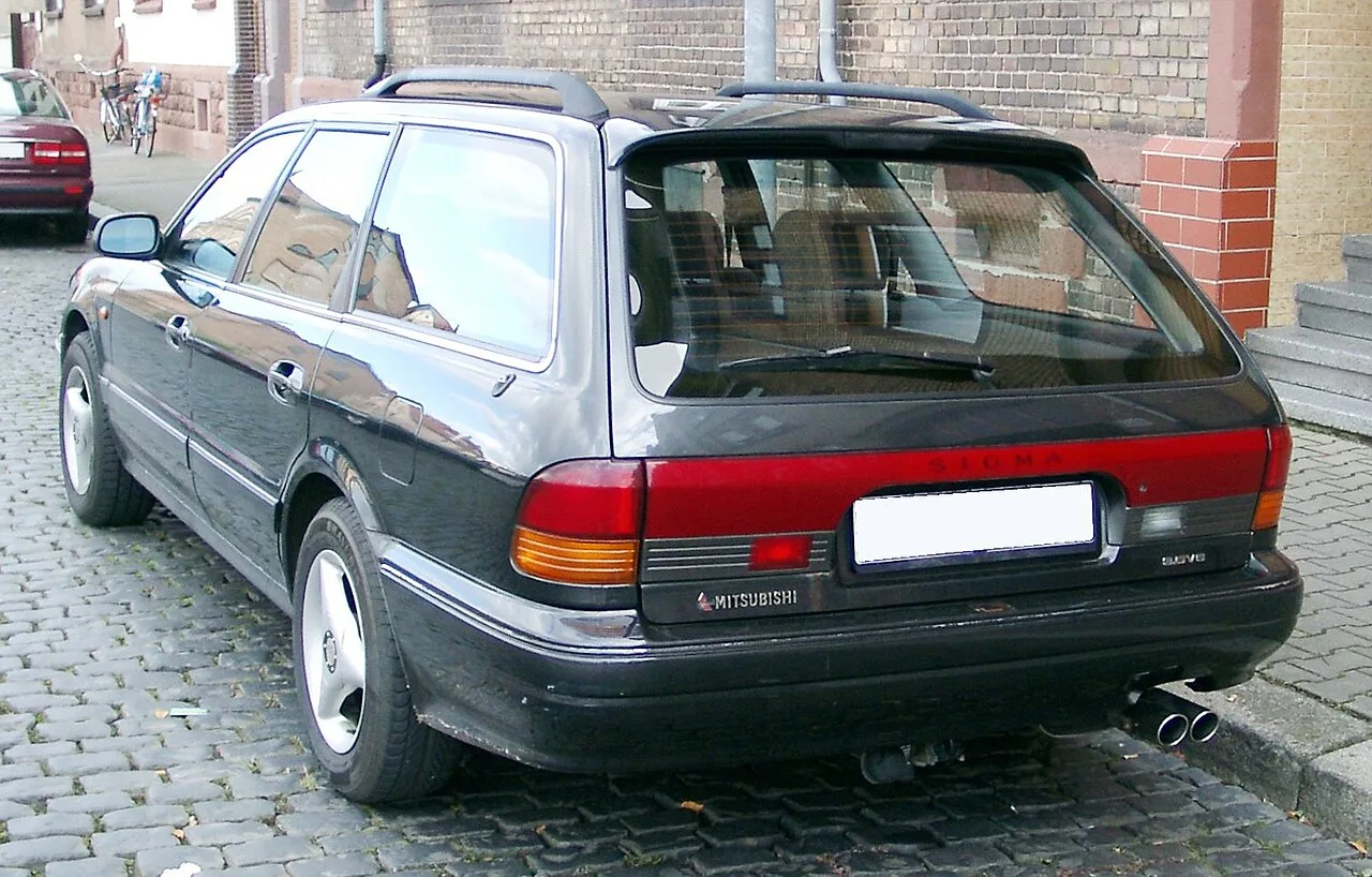 Mitsubishi Sigma GJ, rear