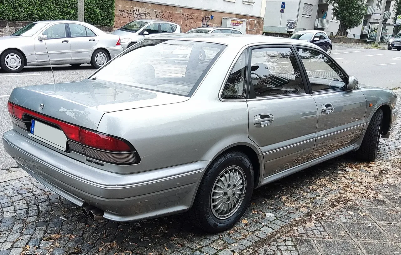 Mitsubishi Sigma, rear
