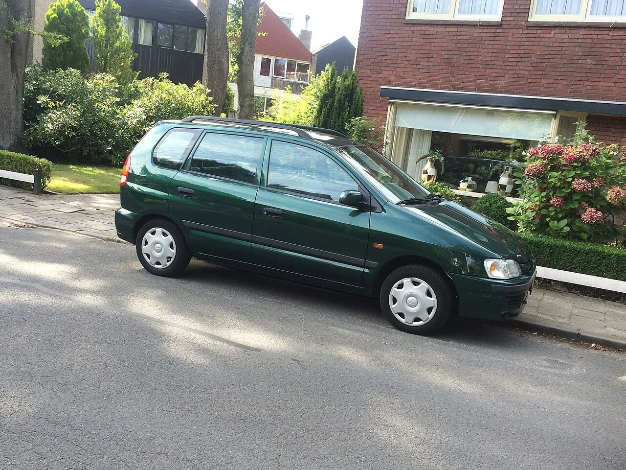 Mitsubishi Space Star, side