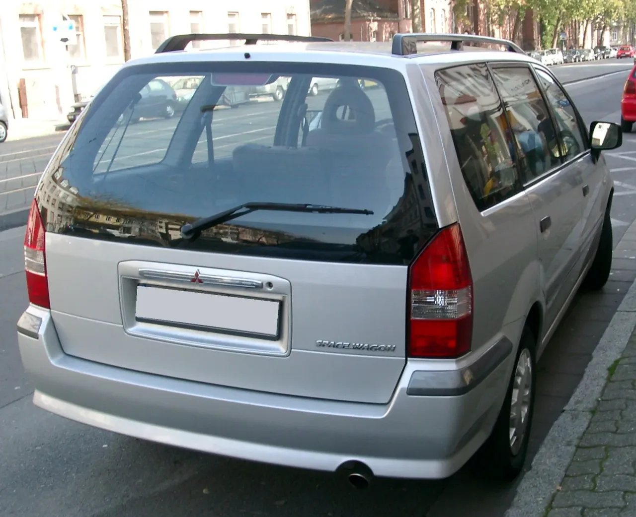 Mitsubishi Space Wagon, rear