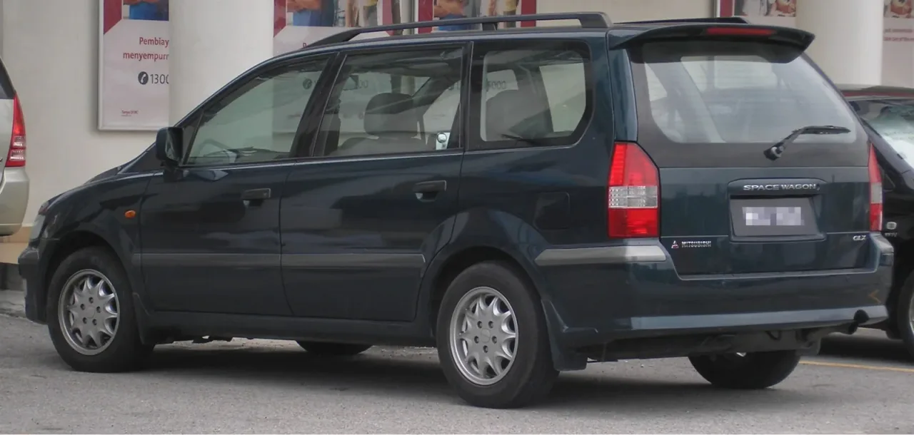 Mitsubishi Space Wagon, side