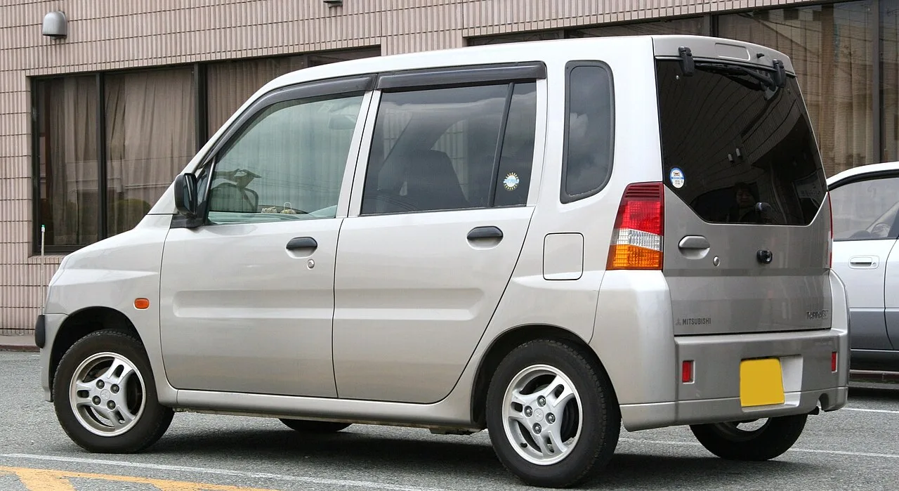 Mitsubishi Toppo second generation, rear