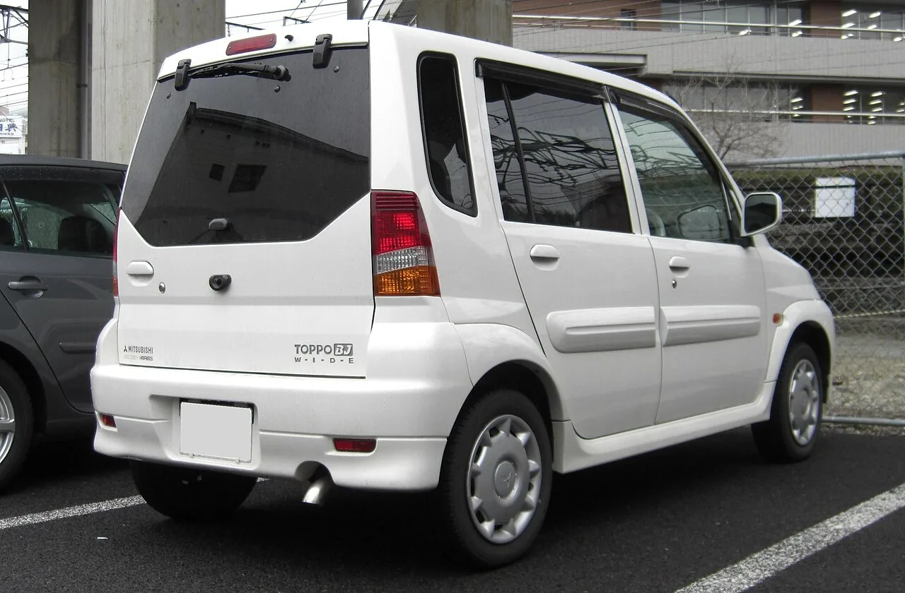Mitsubishi Toppo first generation, rear