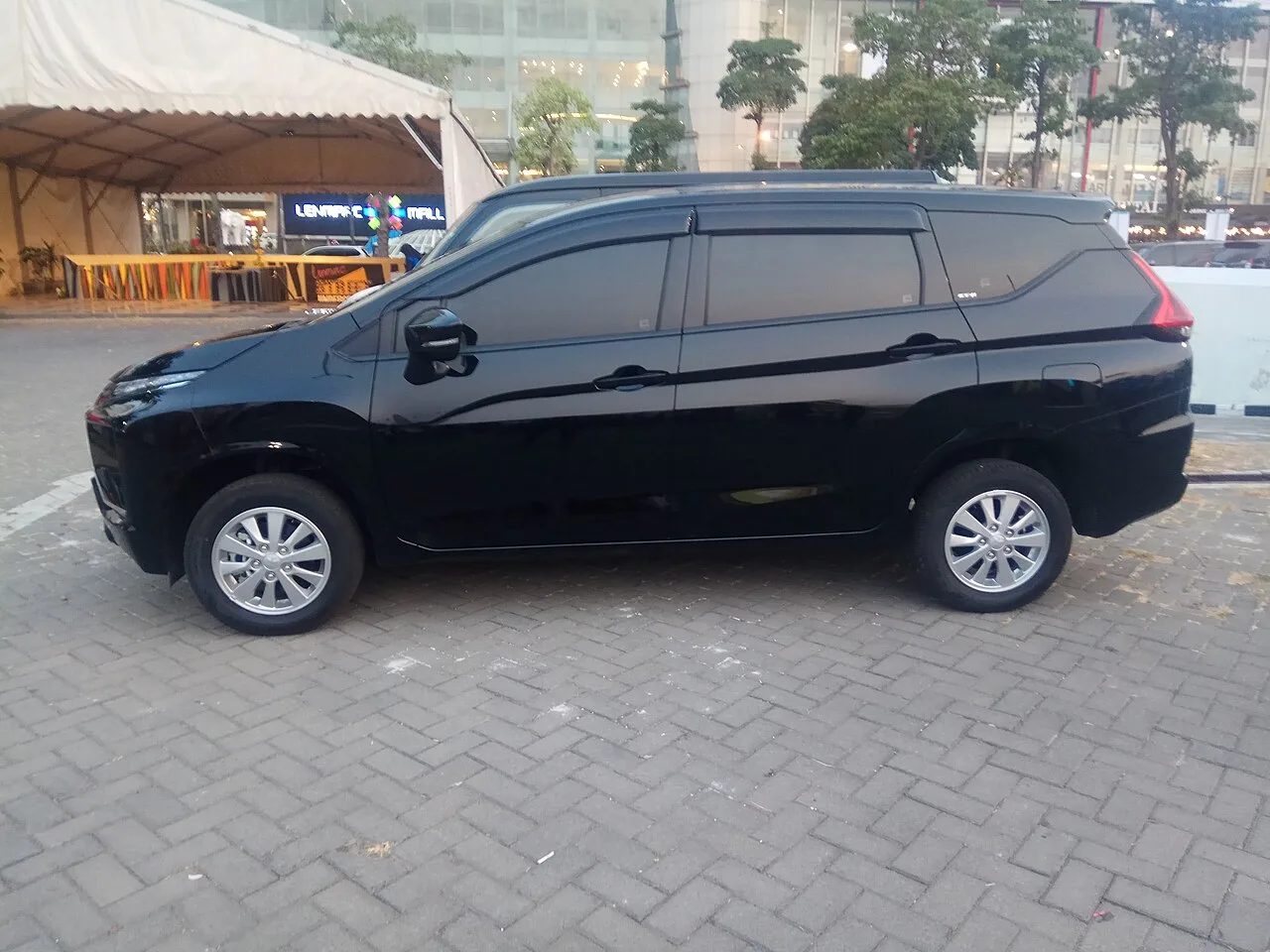 Mitsubishi Xpander, side