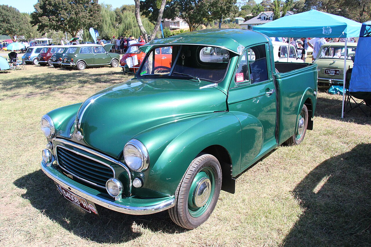 Morris Minor Series II, side