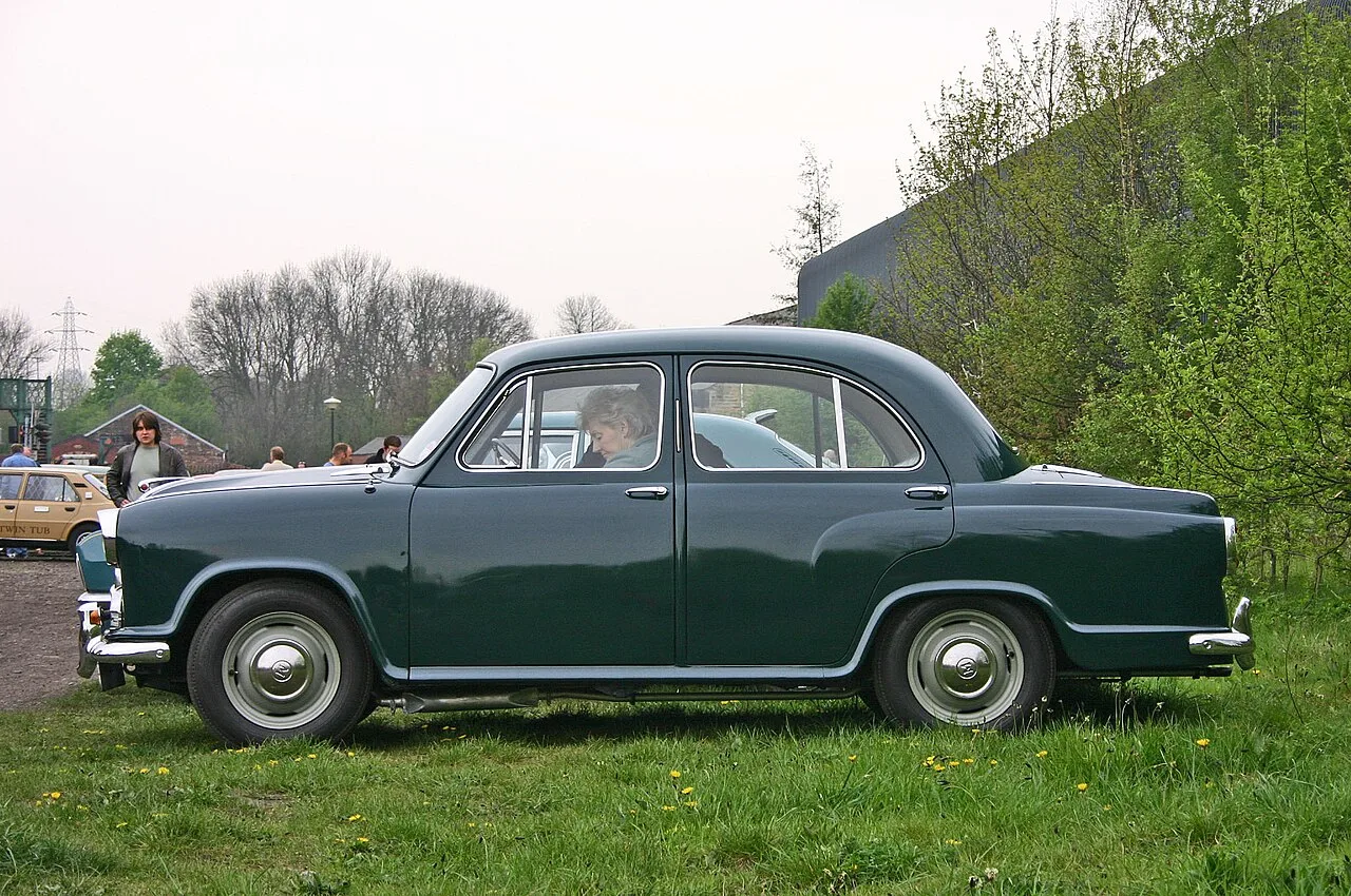 Morris Oxford Traveller Series IV, side