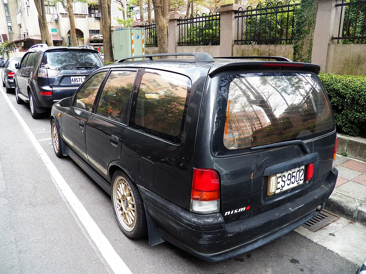 Nissan AD Van / Wingroad Y10, rear