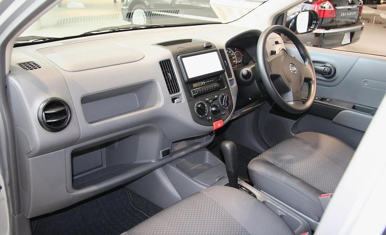 Nissan AD Van / Wingroad Y11, interior