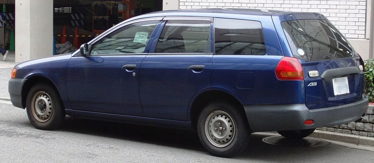 Nissan AD Van / Wingroad Y11, rear