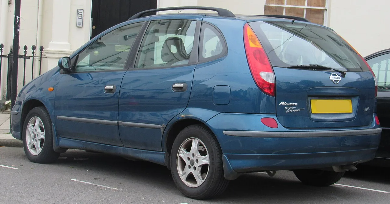 Nissan Almera Tino V10, rear