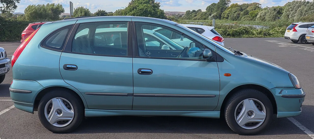 Nissan Almera Tino V10, side