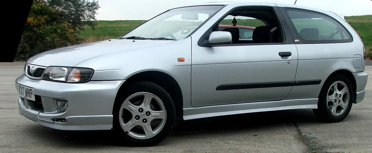Nissan Almera N15, side