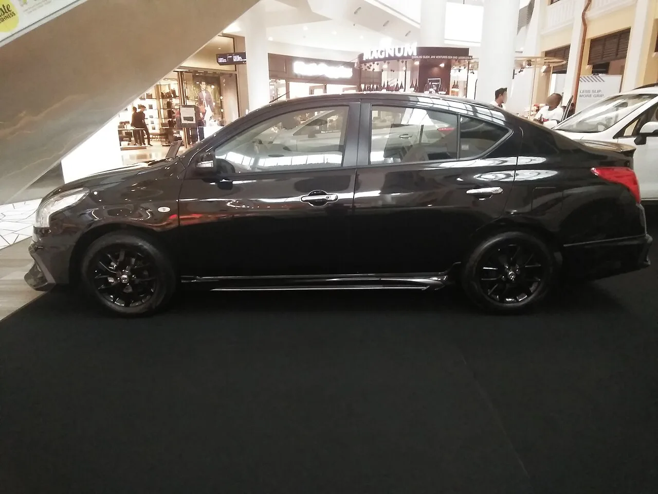 Nissan Almera N17, side