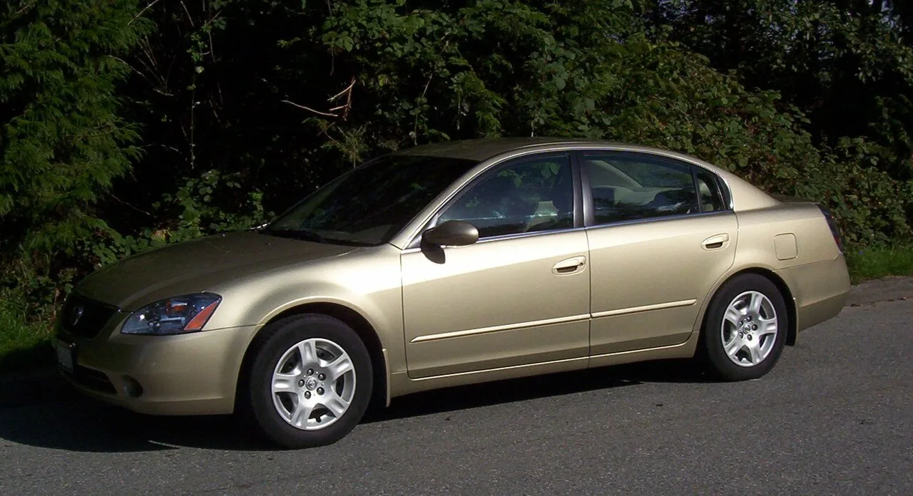 Nissan Altima, side