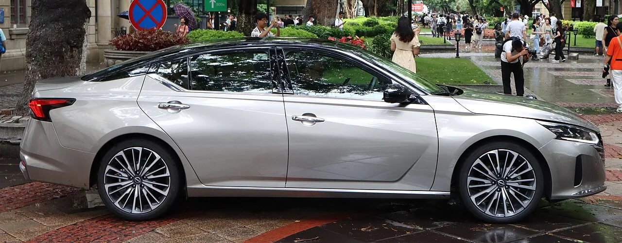Nissan Altima, side
