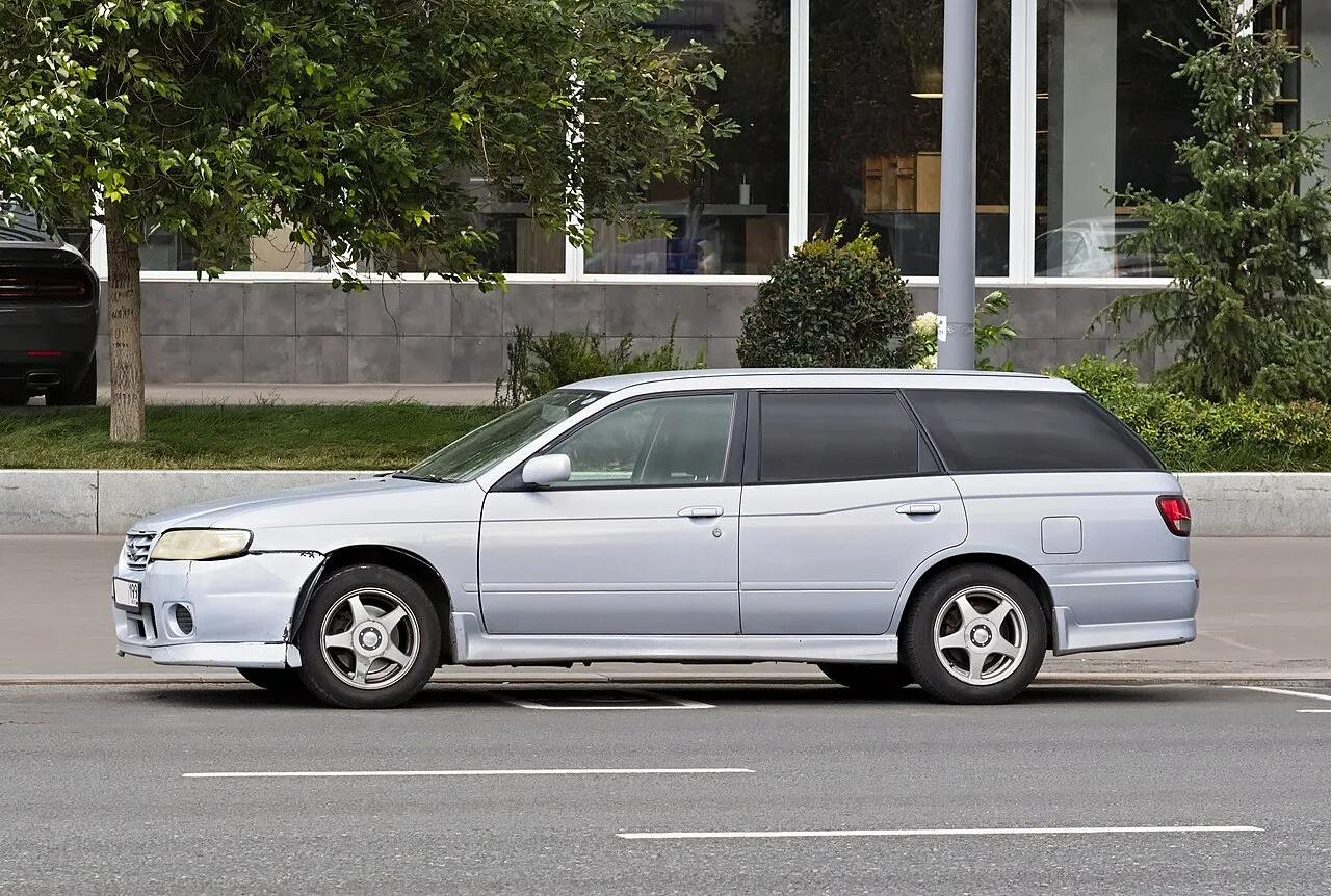 Nissan Avenir, side